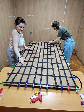 Песчанокопцы отправили на Донбасс хлеб и носилки