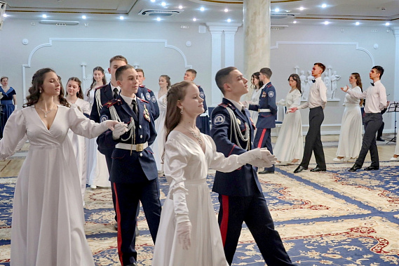 Кружили под звуки вальса...