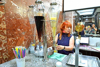 Вот так, вполне по-советски, продают знаменитые лимонады Лагидзе.