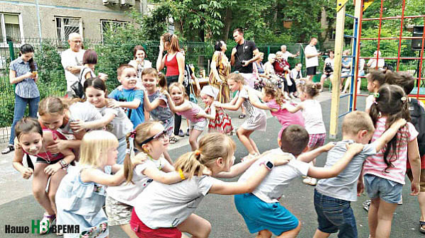 Длинный и очень смешливый паровозик периодически заезжал к соседям.