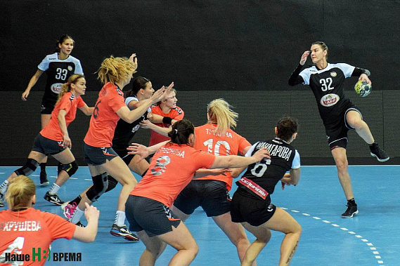 Воротам «Университета» угрожает Катарина Булатович (№ 32).