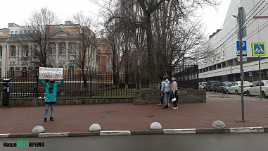 В центре Ростова молодой человек провел одиночный пикет против сноса дома на Кривошлыковском, 4