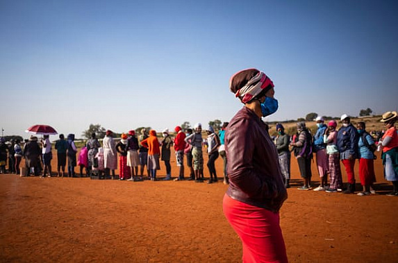 Жители Южной Африки получают гуманитарную помощь в условиях пандемии 