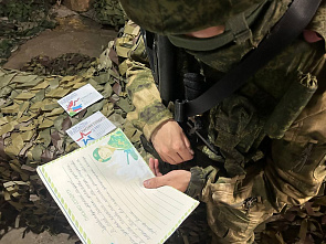 Большекрепинские ребята пишут бойцами письма и плетут для них маскировочные сети