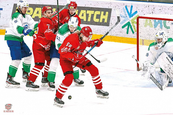 В третьем периоде ростовчане (красная форма) забросили вратарю «Тороса» две безответные шайбы. Фото с сайта ХК «Ростов»