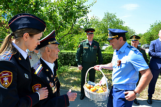 Ветеран ВОВ Петр Голышкин принял парад у своего дома