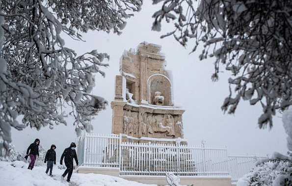 В Греции соблюдать условия карантина в ряде регионов помогают нетипичные для страны снегопады