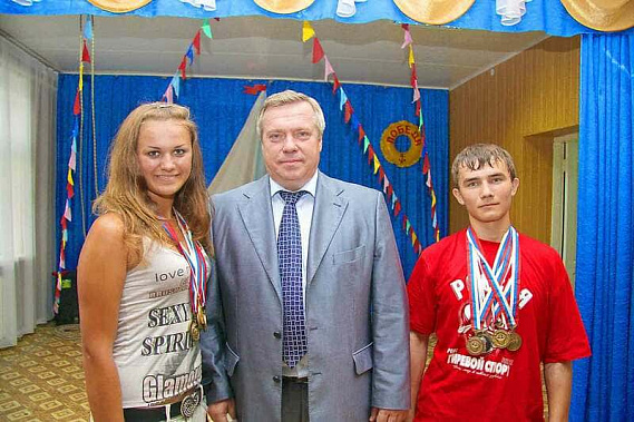 Губернатор Ростовской области Василий ГОЛУБЕВ недавно побывал в районе, посетил «Атлет», сфотографировался со спортивными звездами клуба.