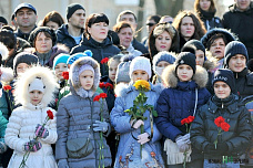 Возложили цветы к мемориальному комплексу