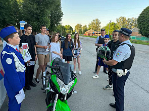В Егорлыкском районе сотрудники ГИБДД и юидовцы провели профилактическую акцию «Мотошлем»