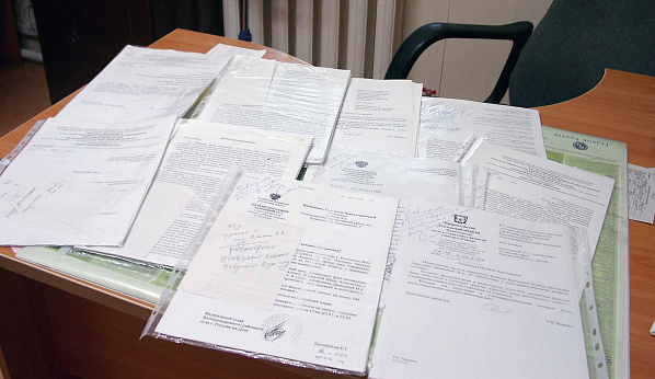 Вон сколько документов скопилось по делу о возврате квартиры.