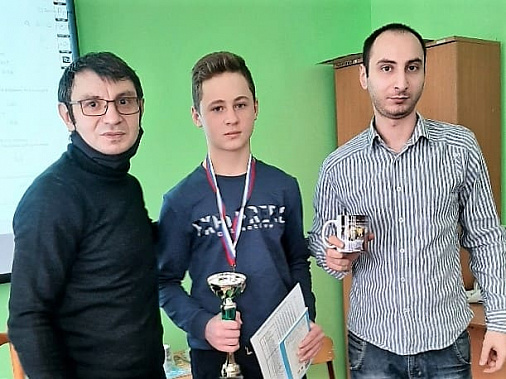 Тренеры Ованес Луспикаев, Кероп Хароян и лучший игрок команды «Наше время-100» Максим Кравцов