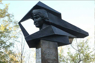 В городе Красный Луч на здании гимназии № 1 открыта мемориальная доска, посвященная Герою Советского Союза Лидии Литвяк