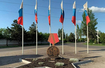 Дорожники приводят в порядок к 9 Мая памятные места