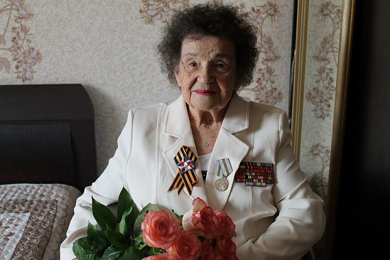 «Мама повторяет: у меня уникальная возможность, не вставая с кресла, защищать мир! Береги себя и близких», - с этими словами прислала мне фотографию Ольги Ивановны Брызгаловой, сделанную 31 марта 2020 года, в день 95-летия, дочь Валерия.