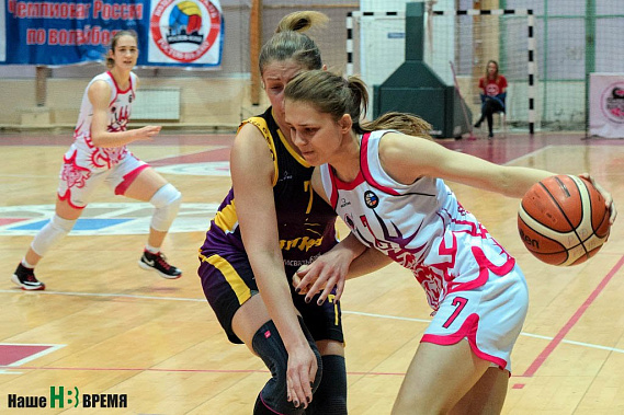 С мячом ростовчанка Элеонора Олейникова.