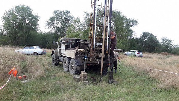 На участке для размещения полигона бурят скважины