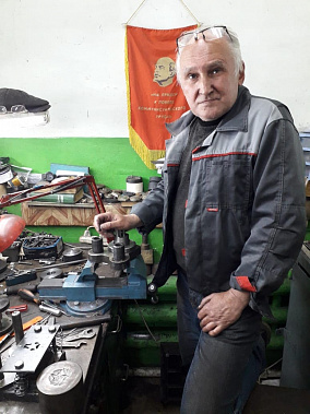 В Шахтах Александр Глоба сорок лет делает значки