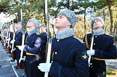 Возложили цветы к мемориальному комплексу