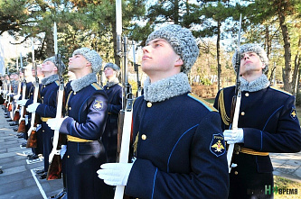 Возложили цветы к мемориальному комплексу