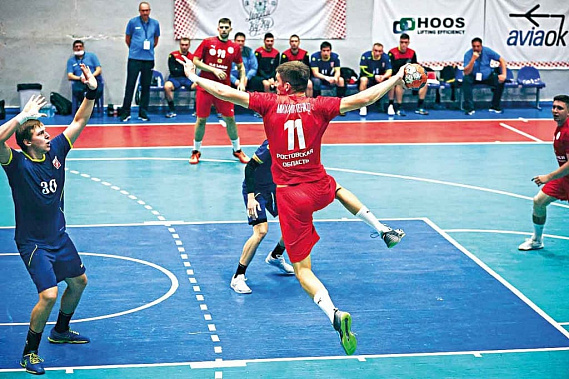 В атаке лучший бомбардир клуба Леонид Михайлютенко.