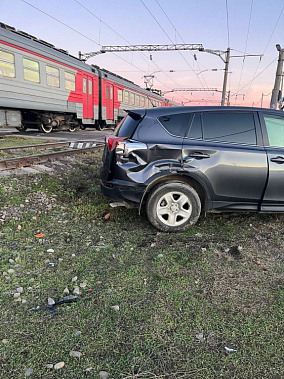 ЧП на переезде: легковушка попала под электропоезд