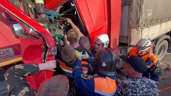 В Ростовской области на трассе после ДТП спасатели вытащили водителя из искореженной фуры