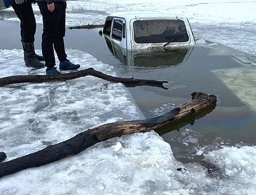 В Новочеркасске и Донецке под лед ушли еще две машины