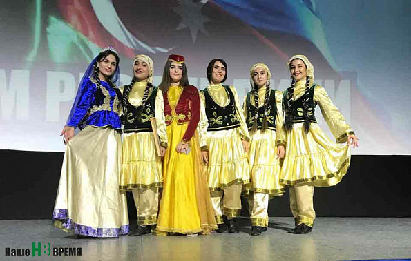 Зажигательные национальные танцы в исполнении хореографического коллектива «Наргиз» сразу создали праздничное настроение.