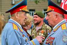 08 05 2025 Сотни ростовчан возложили цветы к Вечному огню на Театральной площади 