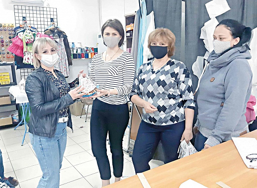 Несколько десятков масок швеи «Каприза» передали волонтерам. Фото предоставлено Ириной ЗОЛОТУХИНОЙ