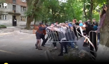 Выселенные жильцы ростовского аварийного дома по улице Нариманова, 72/3 взяли его штурмом
