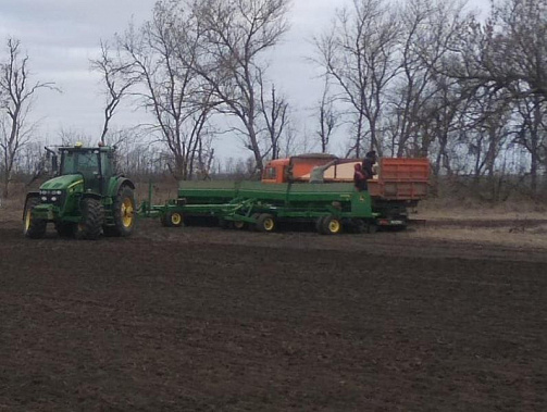 Посевная в Зерноградском районе: в крестьянско-фермерском хозяйстве Галины Дьяченко: техника позволят вести сев по мерзлой почве.