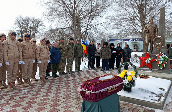 Перед бессмертным в молчанье головы склонили...