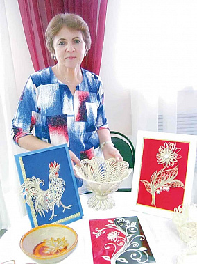 Нина ГОРДИЕНКО демонстрирует свои работы на выставке. Фото автора и Нины ГОРДИЕНКО