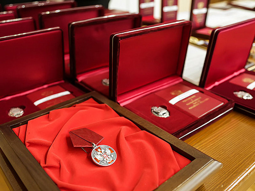 Удостоенные наград Ростовской области теперь будут получать денежные выплаты в увеличенном размере