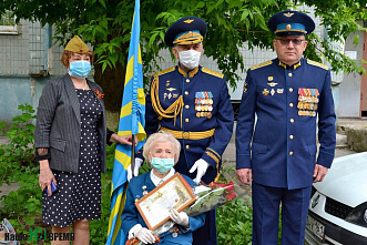 В Ростове военные летчики поздравили ветерана