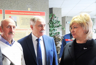 Поздравления принимает сопредседатель центральных штабов ОНФ и движения «Бессмертный полк России», депутат ГосДумы Елена Цунаева