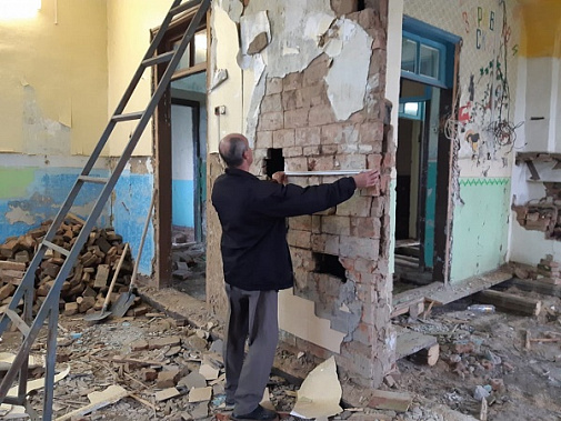 В Доме культуры микрорайона Молчанов идет демонтаж полов, перегородок, потолков… Эти фотографии в Семикаракорске специально сделали «для истории», чтобы наглядно показать: что было и что будет, когда ремонт столетнего здания окончат.