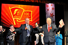 В Таганроге установили памятный знак комсомольцам