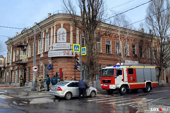 Пожарным удалось в целом сохранить объект культурного наследия, каковым является горевшее сегодня здание бывшего доходного дома Гоца. Источник фото: Марина Рыбалкина/161.ru.