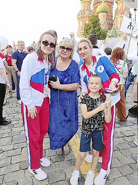 Встреча в Москве. Анна ВЯХИРЕВА, сестра Полина КУЗНЕЦОВА с сыном Ярославом и их мама Елена Михайловна. Фото с сайта «Быстрый центр»