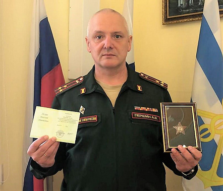 Военком Таганрога полковник Андрей Першин передаст завтра этих награды дочери фронтовика Николая Пелиха Ларисе