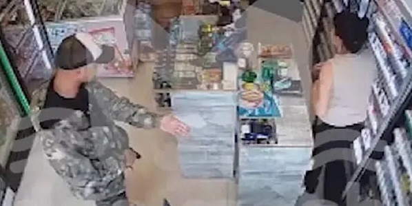 Момент ограбления магазина на улице Шостаковича в Ростове попал на камеры видеонаблюдения. Источник фото: скриншот телеграм-канада DonMash