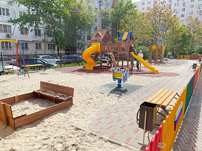 Жители Ростова-на-Дону обменяли часть двора на детскую площадку за 4 миллиона рублей