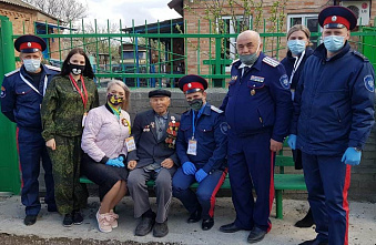 Сулинские казаки-волонтеры посещают ветеранов