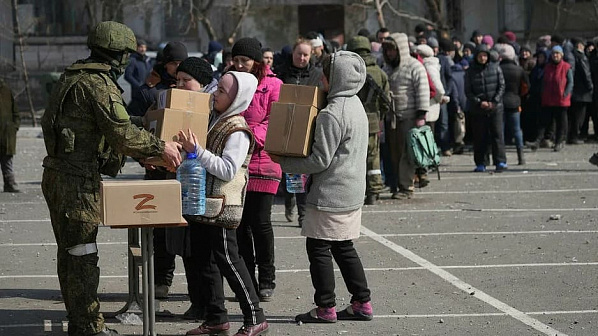 Военные раздают гуманитарную помощь в освобожденном Мариуполе