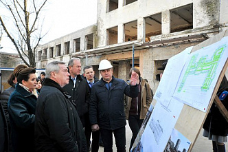 Губернатор, министр и мэр пошли на стройплощадку