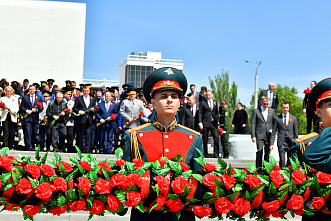 07 05 2026 В Ростове возложили гирлянду Славы к мемориалу защитников города в ВОВ