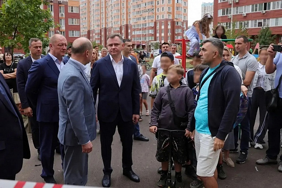 На место происшествия, к пострадавшим домам в Левенцовском жилмассиве вчера оперативно приехал донской губернатор Ю. Слюсарь. Источник фото: МАКС-канал Ю. Слюсаря.